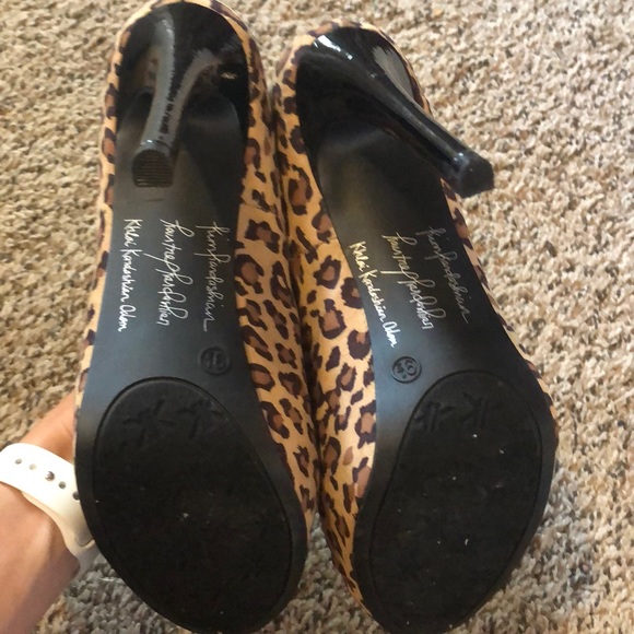 Kardashian round toe leopard heels - Picture 3 of 3